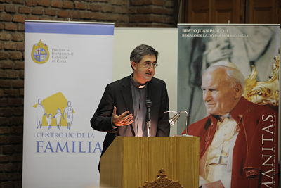 padre granados dando charla 1.jpg